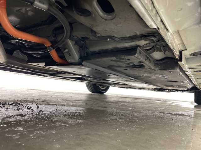 トヨタ プリウス A プレミアム 道央・札幌 2016(平28)年 2万km ホワイトパールクリスタルシャイン ・4WD/・純正SDナビ/・BT&CD&DVD&フルセグTV/・クルーズコントロール/・プリクラッシュセーフティ/・レザーシート/・前席シートヒーター/・D席パワーシート/・パーキングアシスト/・ビルトインETC/・ミラーヒーター/・ヘッドアップディスプレイ/・オートマチックハイビーム/・オートライト/・LEDヘッドライト&フォグ/・プッシュスタート/・スマートキー/・スペアキー×2