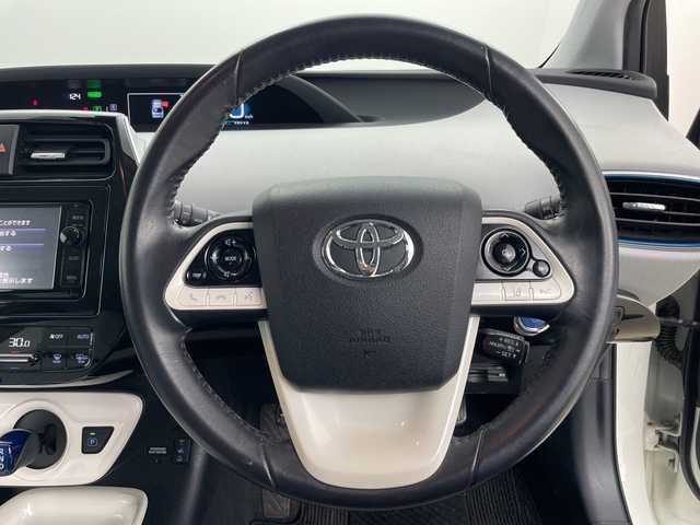 トヨタ プリウス A プレミアム 道央・札幌 2016(平28)年 2万km ホワイトパールクリスタルシャイン ・4WD/・純正SDナビ/・BT&CD&DVD&フルセグTV/・クルーズコントロール/・プリクラッシュセーフティ/・レザーシート/・前席シートヒーター/・D席パワーシート/・パーキングアシスト/・ビルトインETC/・ミラーヒーター/・ヘッドアップディスプレイ/・オートマチックハイビーム/・オートライト/・LEDヘッドライト&フォグ/・プッシュスタート/・スマートキー/・スペアキー×2