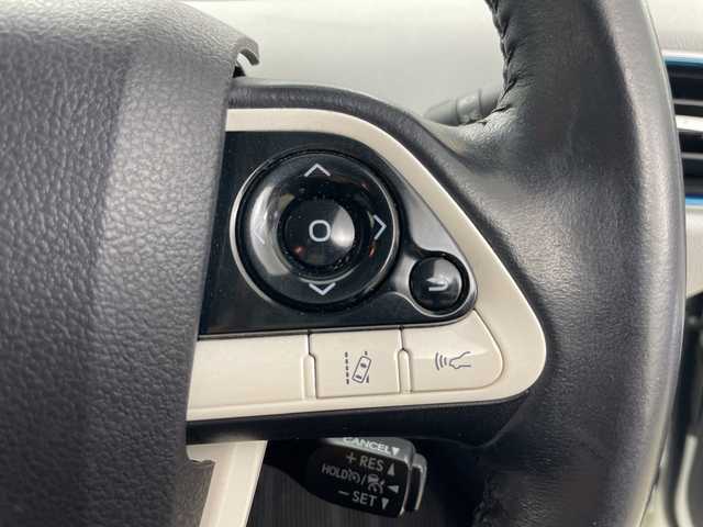 トヨタ プリウス A プレミアム 道央・札幌 2016(平28)年 2万km ホワイトパールクリスタルシャイン ・4WD/・純正SDナビ/・BT&CD&DVD&フルセグTV/・クルーズコントロール/・プリクラッシュセーフティ/・レザーシート/・前席シートヒーター/・D席パワーシート/・パーキングアシスト/・ビルトインETC/・ミラーヒーター/・ヘッドアップディスプレイ/・オートマチックハイビーム/・オートライト/・LEDヘッドライト&フォグ/・プッシュスタート/・スマートキー/・スペアキー×2