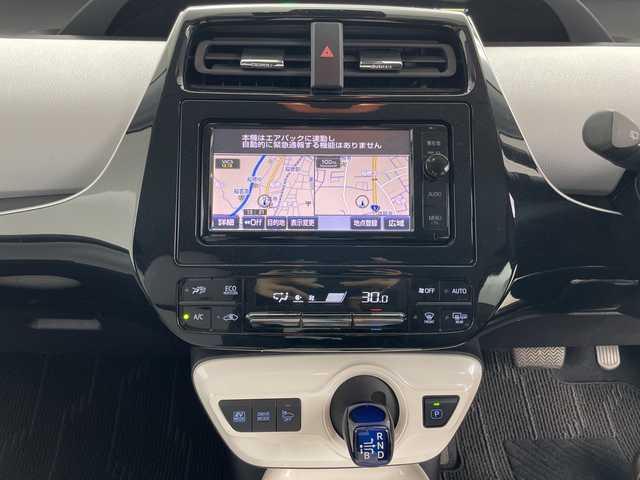 トヨタ プリウス A プレミアム 道央・札幌 2016(平28)年 2万km ホワイトパールクリスタルシャイン ・4WD/・純正SDナビ/・BT&CD&DVD&フルセグTV/・クルーズコントロール/・プリクラッシュセーフティ/・レザーシート/・前席シートヒーター/・D席パワーシート/・パーキングアシスト/・ビルトインETC/・ミラーヒーター/・ヘッドアップディスプレイ/・オートマチックハイビーム/・オートライト/・LEDヘッドライト&フォグ/・プッシュスタート/・スマートキー/・スペアキー×2