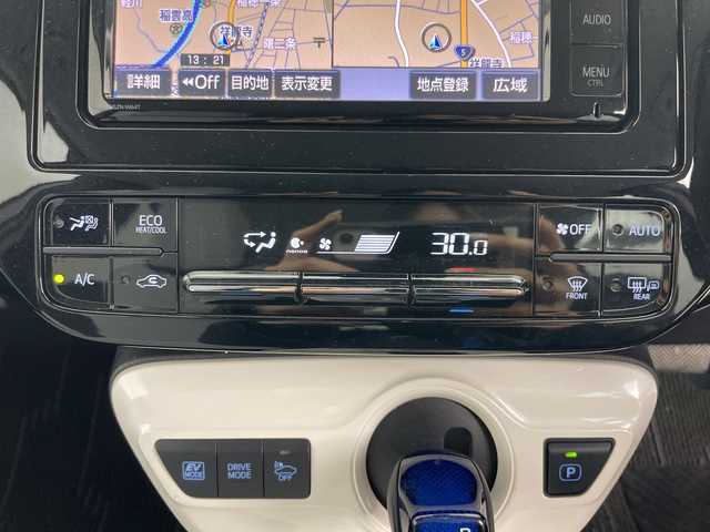 トヨタ プリウス A プレミアム 道央・札幌 2016(平28)年 2万km ホワイトパールクリスタルシャイン ・4WD/・純正SDナビ/・BT&CD&DVD&フルセグTV/・クルーズコントロール/・プリクラッシュセーフティ/・レザーシート/・前席シートヒーター/・D席パワーシート/・パーキングアシスト/・ビルトインETC/・ミラーヒーター/・ヘッドアップディスプレイ/・オートマチックハイビーム/・オートライト/・LEDヘッドライト&フォグ/・プッシュスタート/・スマートキー/・スペアキー×2