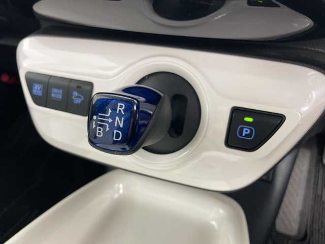 トヨタ プリウス A プレミアム 道央・札幌 2016(平28)年 2万km ホワイトパールクリスタルシャイン ・4WD/・純正SDナビ/・BT&CD&DVD&フルセグTV/・クルーズコントロール/・プリクラッシュセーフティ/・レザーシート/・前席シートヒーター/・D席パワーシート/・パーキングアシスト/・ビルトインETC/・ミラーヒーター/・ヘッドアップディスプレイ/・オートマチックハイビーム/・オートライト/・LEDヘッドライト&フォグ/・プッシュスタート/・スマートキー/・スペアキー×2