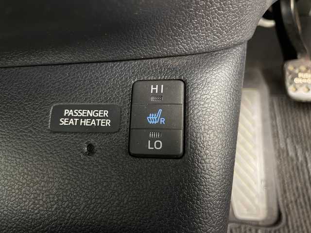 トヨタ プリウス A プレミアム 道央・札幌 2016(平28)年 2万km ホワイトパールクリスタルシャイン ・4WD/・純正SDナビ/・BT&CD&DVD&フルセグTV/・クルーズコントロール/・プリクラッシュセーフティ/・レザーシート/・前席シートヒーター/・D席パワーシート/・パーキングアシスト/・ビルトインETC/・ミラーヒーター/・ヘッドアップディスプレイ/・オートマチックハイビーム/・オートライト/・LEDヘッドライト&フォグ/・プッシュスタート/・スマートキー/・スペアキー×2