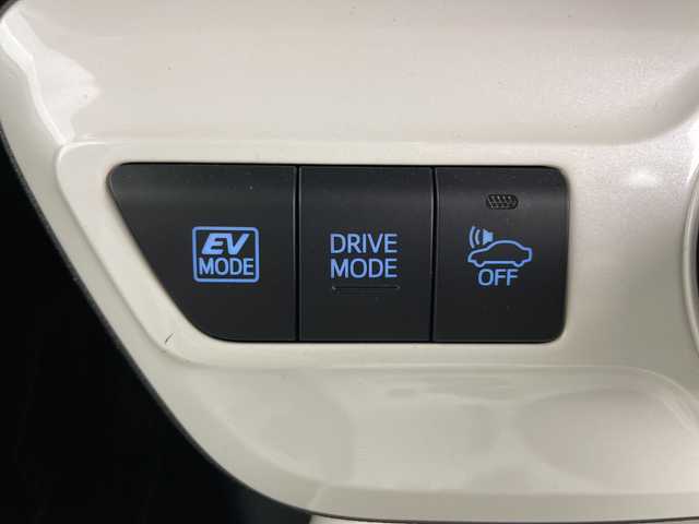 トヨタ プリウス A プレミアム 道央・札幌 2016(平28)年 2万km ホワイトパールクリスタルシャイン ・4WD/・純正SDナビ/・BT&CD&DVD&フルセグTV/・クルーズコントロール/・プリクラッシュセーフティ/・レザーシート/・前席シートヒーター/・D席パワーシート/・パーキングアシスト/・ビルトインETC/・ミラーヒーター/・ヘッドアップディスプレイ/・オートマチックハイビーム/・オートライト/・LEDヘッドライト&フォグ/・プッシュスタート/・スマートキー/・スペアキー×2