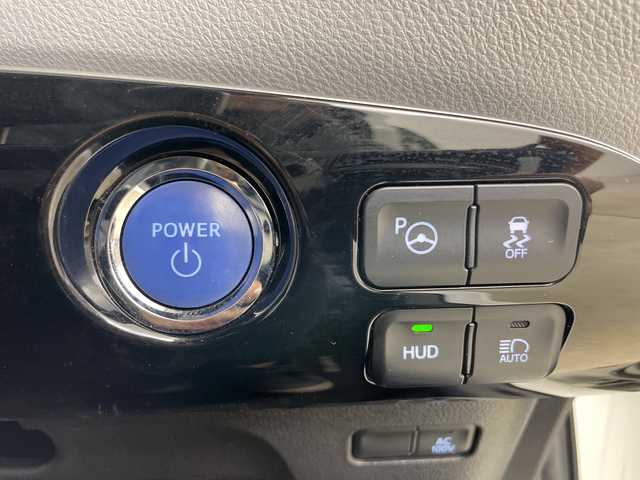 トヨタ プリウス A プレミアム 道央・札幌 2016(平28)年 2万km ホワイトパールクリスタルシャイン ・4WD/・純正SDナビ/・BT&CD&DVD&フルセグTV/・クルーズコントロール/・プリクラッシュセーフティ/・レザーシート/・前席シートヒーター/・D席パワーシート/・パーキングアシスト/・ビルトインETC/・ミラーヒーター/・ヘッドアップディスプレイ/・オートマチックハイビーム/・オートライト/・LEDヘッドライト&フォグ/・プッシュスタート/・スマートキー/・スペアキー×2