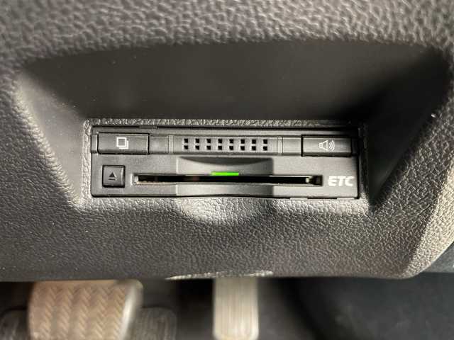 トヨタ プリウス A プレミアム 道央・札幌 2016(平28)年 2万km ホワイトパールクリスタルシャイン ・4WD/・純正SDナビ/・BT&CD&DVD&フルセグTV/・クルーズコントロール/・プリクラッシュセーフティ/・レザーシート/・前席シートヒーター/・D席パワーシート/・パーキングアシスト/・ビルトインETC/・ミラーヒーター/・ヘッドアップディスプレイ/・オートマチックハイビーム/・オートライト/・LEDヘッドライト&フォグ/・プッシュスタート/・スマートキー/・スペアキー×2