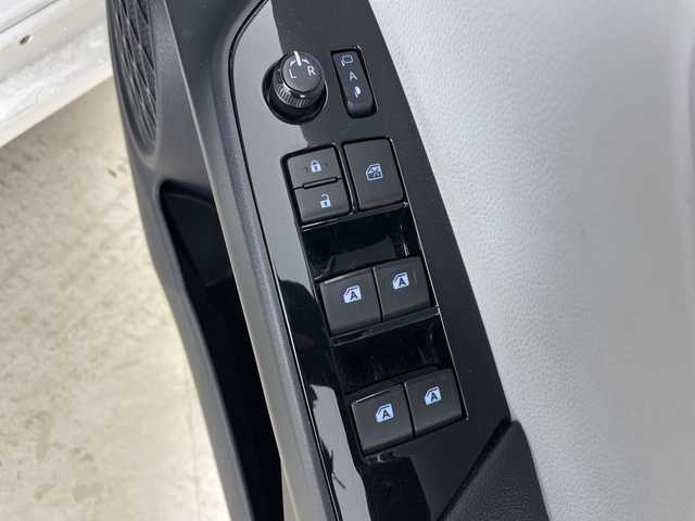 トヨタ プリウス A プレミアム 道央・札幌 2016(平28)年 2万km ホワイトパールクリスタルシャイン ・4WD/・純正SDナビ/・BT&CD&DVD&フルセグTV/・クルーズコントロール/・プリクラッシュセーフティ/・レザーシート/・前席シートヒーター/・D席パワーシート/・パーキングアシスト/・ビルトインETC/・ミラーヒーター/・ヘッドアップディスプレイ/・オートマチックハイビーム/・オートライト/・LEDヘッドライト&フォグ/・プッシュスタート/・スマートキー/・スペアキー×2