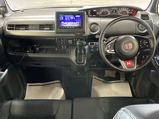 ホンダ Ｎ ＢＯＸ カスタム L ターボ スタイル+ブラック 佐賀県 2022(令4)年 2.5万km クリスタルブラックパール エアロパーツ（フロント・サイド・リア）/社外7インチナビ/CD/DVD/Bluetooth接続/フルセグTV/バックカメラ/衝突被害軽減システム/コーナーセンサー/クルーズコントロール/先行車発進告知/路外逸脱抑制システム/レーンキープアシスト/標識認識システム/ＥＴＣ/ドライブレコーダー/横滑り防止システム/オートライト/LEDライト/フォグランプ/ヘッドライトレベライザー/革巻きステアリング/ステアリングスイッチ/パドルシフト/ハーフレザーシート/運転席/助手席シートヒーター/電動格納ミラー/ウインカーミラー/ダブル＆サイド＆カーテンエアバック/プッシュスタート/スマートキー/スペアキーｘ１
