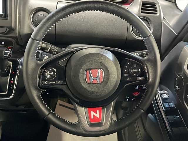 ホンダ Ｎ ＢＯＸ カスタム L ターボ スタイル+ブラック 佐賀県 2022(令4)年 2.5万km クリスタルブラックパール エアロパーツ（フロント・サイド・リア）/社外7インチナビ/CD/DVD/Bluetooth接続/フルセグTV/バックカメラ/衝突被害軽減システム/コーナーセンサー/クルーズコントロール/先行車発進告知/路外逸脱抑制システム/レーンキープアシスト/標識認識システム/ＥＴＣ/ドライブレコーダー/横滑り防止システム/オートライト/LEDライト/フォグランプ/ヘッドライトレベライザー/革巻きステアリング/ステアリングスイッチ/パドルシフト/ハーフレザーシート/運転席/助手席シートヒーター/電動格納ミラー/ウインカーミラー/ダブル＆サイド＆カーテンエアバック/プッシュスタート/スマートキー/スペアキーｘ１