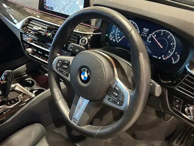 ＢＭＷ ５２３ｄ xDrive Mスピリット 道央・札幌 2020(令2)年 2.4万km ブルーストーン メタリックペイント/ハイラインパッケージ/　・ダコタレザーシート/　・ランバーサポート/　・前後シートヒーター/アドバンスパッケージ/　・コンフォートパッケージ/　・アダプティブLEDヘッドライト/　・パーキングアシストプラス/　・アンビエントライト/ヘッドアップディスプレイ/ドライビングアシストプラス/純正HDDナビ/フルセグテレビ/USB/BT/360°カメラ/PDC/HiFiスピーカー