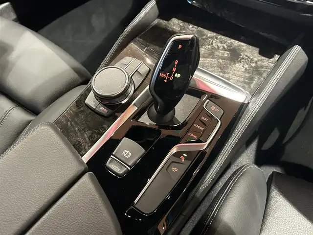 ＢＭＷ ５２３ｄ xDrive Mスピリット 道央・札幌 2020(令2)年 2.4万km ブルーストーン メタリックペイント/ハイラインパッケージ/　・ダコタレザーシート/　・ランバーサポート/　・前後シートヒーター/アドバンスパッケージ/　・コンフォートパッケージ/　・アダプティブLEDヘッドライト/　・パーキングアシストプラス/　・アンビエントライト/ヘッドアップディスプレイ/ドライビングアシストプラス/純正HDDナビ/フルセグテレビ/USB/BT/360°カメラ/PDC/HiFiスピーカー