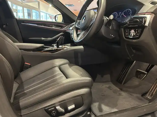 ＢＭＷ ５２３ｄ xDrive Mスピリット 道央・札幌 2020(令2)年 2.4万km ブルーストーン メタリックペイント/ハイラインパッケージ/　・ダコタレザーシート/　・ランバーサポート/　・前後シートヒーター/アドバンスパッケージ/　・コンフォートパッケージ/　・アダプティブLEDヘッドライト/　・パーキングアシストプラス/　・アンビエントライト/ヘッドアップディスプレイ/ドライビングアシストプラス/純正HDDナビ/フルセグテレビ/USB/BT/360°カメラ/PDC/HiFiスピーカー