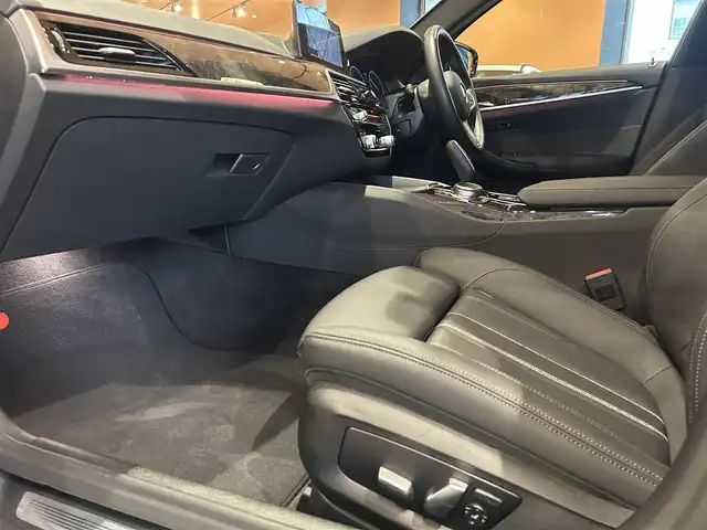 ＢＭＷ ５２３ｄ xDrive Mスピリット 道央・札幌 2020(令2)年 2.4万km ブルーストーン メタリックペイント/ハイラインパッケージ/　・ダコタレザーシート/　・ランバーサポート/　・前後シートヒーター/アドバンスパッケージ/　・コンフォートパッケージ/　・アダプティブLEDヘッドライト/　・パーキングアシストプラス/　・アンビエントライト/ヘッドアップディスプレイ/ドライビングアシストプラス/純正HDDナビ/フルセグテレビ/USB/BT/360°カメラ/PDC/HiFiスピーカー