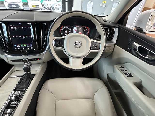 ボルボ ＸＣ６０ D4 AWD Rデザイン 東京都 2020(令2)年 6.4万km 白 ・純正ナビ/（CD/DVD/Bluetooth/フルセグTV/Apple car play/Android Audio)/・全方位カメラ/・前後コーナーセンサー/・前後ドライブレコーダー/（2CH FHD-FHD)/・レーダークルーズコントロール/・レーンキープアシスト/・ブラインドスポットインフォメーション/・クロストラフィックアラート/・衝突回避システム/・パークアシスト/・革シート/・運転席　メモリーシート/・前席シートヒーター/・前席パワーシート/・革ステアリング/・ステアリングスイッチ/・MTモード/・パドルシフト/・アイドリングストップ/・オートホールド/・電動パーキングブレーキ/・電動格納ウィンカーミラー/・LEDライト/・オートハイビーム/・コーナリングライト/・アクティブベンディングライト/・フロントフォグランプ/・リアフォグランプ/・電動リアゲート/・ISOFIX/・フロアマット/・トノカバー/・ETC/・横滑り防止装置/・スマートキー/・W＋サイド＋カーテンエアバッグ/ABS/・スペアキー×1/・取扱説明書/・記録簿