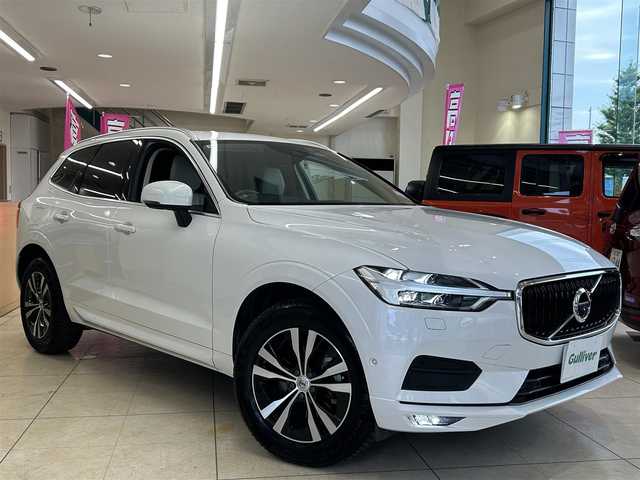 ボルボ ＸＣ６０ D4 AWD Rデザイン 東京都 2020(令2)年 6.4万km 白 ・純正ナビ/（CD/DVD/Bluetooth/フルセグTV/Apple car play/Android Audio)/・全方位カメラ/・前後コーナーセンサー/・前後ドライブレコーダー/（2CH FHD-FHD)/・レーダークルーズコントロール/・レーンキープアシスト/・ブラインドスポットインフォメーション/・クロストラフィックアラート/・衝突回避システム/・パークアシスト/・革シート/・運転席　メモリーシート/・前席シートヒーター/・前席パワーシート/・革ステアリング/・ステアリングスイッチ/・MTモード/・パドルシフト/・アイドリングストップ/・オートホールド/・電動パーキングブレーキ/・電動格納ウィンカーミラー/・LEDライト/・オートハイビーム/・コーナリングライト/・アクティブベンディングライト/・フロントフォグランプ/・リアフォグランプ/・電動リアゲート/・ISOFIX/・フロアマット/・トノカバー/・ETC/・横滑り防止装置/・スマートキー/・W＋サイド＋カーテンエアバッグ/ABS/・スペアキー×1/・取扱説明書/・記録簿