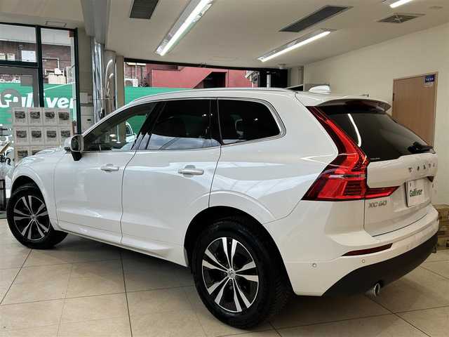 ボルボ ＸＣ６０ D4 AWD Rデザイン 東京都 2020(令2)年 6.4万km 白 ・純正ナビ/（CD/DVD/Bluetooth/フルセグTV/Apple car play/Android Audio)/・全方位カメラ/・前後コーナーセンサー/・前後ドライブレコーダー/（2CH FHD-FHD)/・レーダークルーズコントロール/・レーンキープアシスト/・ブラインドスポットインフォメーション/・クロストラフィックアラート/・衝突回避システム/・パークアシスト/・革シート/・運転席　メモリーシート/・前席シートヒーター/・前席パワーシート/・革ステアリング/・ステアリングスイッチ/・MTモード/・パドルシフト/・アイドリングストップ/・オートホールド/・電動パーキングブレーキ/・電動格納ウィンカーミラー/・LEDライト/・オートハイビーム/・コーナリングライト/・アクティブベンディングライト/・フロントフォグランプ/・リアフォグランプ/・電動リアゲート/・ISOFIX/・フロアマット/・トノカバー/・ETC/・横滑り防止装置/・スマートキー/・W＋サイド＋カーテンエアバッグ/ABS/・スペアキー×1/・取扱説明書/・記録簿
