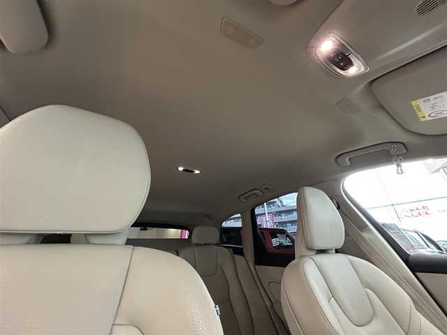 ボルボ ＸＣ６０ D4 AWD Rデザイン 東京都 2020(令2)年 6.4万km 白 ・純正ナビ/（CD/DVD/Bluetooth/フルセグTV/Apple car play/Android Audio)/・全方位カメラ/・前後コーナーセンサー/・前後ドライブレコーダー/（2CH FHD-FHD)/・レーダークルーズコントロール/・レーンキープアシスト/・ブラインドスポットインフォメーション/・クロストラフィックアラート/・衝突回避システム/・パークアシスト/・革シート/・運転席　メモリーシート/・前席シートヒーター/・前席パワーシート/・革ステアリング/・ステアリングスイッチ/・MTモード/・パドルシフト/・アイドリングストップ/・オートホールド/・電動パーキングブレーキ/・電動格納ウィンカーミラー/・LEDライト/・オートハイビーム/・コーナリングライト/・アクティブベンディングライト/・フロントフォグランプ/・リアフォグランプ/・電動リアゲート/・ISOFIX/・フロアマット/・トノカバー/・ETC/・横滑り防止装置/・スマートキー/・W＋サイド＋カーテンエアバッグ/ABS/・スペアキー×1/・取扱説明書/・記録簿