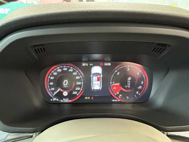ボルボ ＸＣ６０ D4 AWD Rデザイン 東京都 2020(令2)年 6.4万km 白 ・純正ナビ/（CD/DVD/Bluetooth/フルセグTV/Apple car play/Android Audio)/・全方位カメラ/・前後コーナーセンサー/・前後ドライブレコーダー/（2CH FHD-FHD)/・レーダークルーズコントロール/・レーンキープアシスト/・ブラインドスポットインフォメーション/・クロストラフィックアラート/・衝突回避システム/・パークアシスト/・革シート/・運転席　メモリーシート/・前席シートヒーター/・前席パワーシート/・革ステアリング/・ステアリングスイッチ/・MTモード/・パドルシフト/・アイドリングストップ/・オートホールド/・電動パーキングブレーキ/・電動格納ウィンカーミラー/・LEDライト/・オートハイビーム/・コーナリングライト/・アクティブベンディングライト/・フロントフォグランプ/・リアフォグランプ/・電動リアゲート/・ISOFIX/・フロアマット/・トノカバー/・ETC/・横滑り防止装置/・スマートキー/・W＋サイド＋カーテンエアバッグ/ABS/・スペアキー×1/・取扱説明書/・記録簿