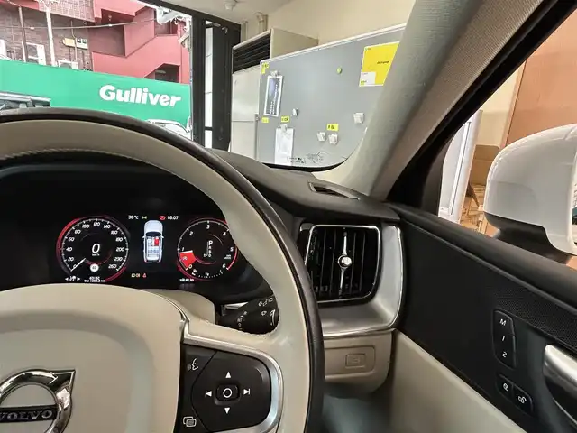 ボルボ ＸＣ６０ D4 AWD Rデザイン 東京都 2020(令2)年 6.4万km 白 ・純正ナビ/（CD/DVD/Bluetooth/フルセグTV/Apple car play/Android Audio)/・全方位カメラ/・前後コーナーセンサー/・前後ドライブレコーダー/（2CH FHD-FHD)/・レーダークルーズコントロール/・レーンキープアシスト/・ブラインドスポットインフォメーション/・クロストラフィックアラート/・衝突回避システム/・パークアシスト/・革シート/・運転席　メモリーシート/・前席シートヒーター/・前席パワーシート/・革ステアリング/・ステアリングスイッチ/・MTモード/・パドルシフト/・アイドリングストップ/・オートホールド/・電動パーキングブレーキ/・電動格納ウィンカーミラー/・LEDライト/・オートハイビーム/・コーナリングライト/・アクティブベンディングライト/・フロントフォグランプ/・リアフォグランプ/・電動リアゲート/・ISOFIX/・フロアマット/・トノカバー/・ETC/・横滑り防止装置/・スマートキー/・W＋サイド＋カーテンエアバッグ/ABS/・スペアキー×1/・取扱説明書/・記録簿