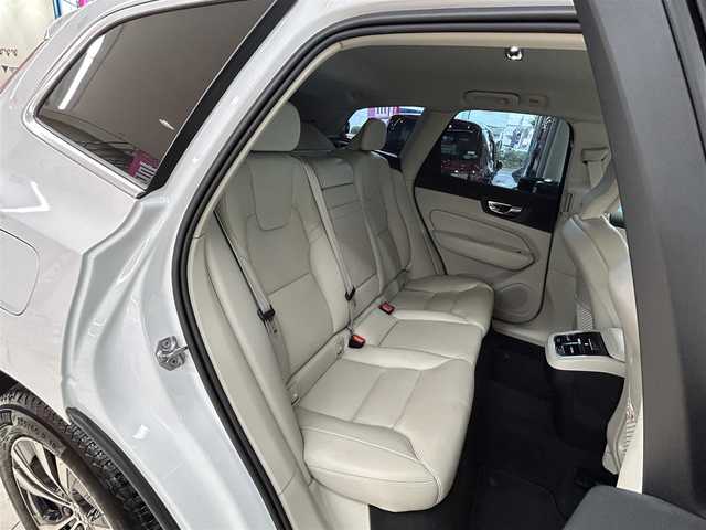 ボルボ ＸＣ６０ D4 AWD Rデザイン 東京都 2020(令2)年 6.4万km 白 ・純正ナビ/（CD/DVD/Bluetooth/フルセグTV/Apple car play/Android Audio)/・全方位カメラ/・前後コーナーセンサー/・前後ドライブレコーダー/（2CH FHD-FHD)/・レーダークルーズコントロール/・レーンキープアシスト/・ブラインドスポットインフォメーション/・クロストラフィックアラート/・衝突回避システム/・パークアシスト/・革シート/・運転席　メモリーシート/・前席シートヒーター/・前席パワーシート/・革ステアリング/・ステアリングスイッチ/・MTモード/・パドルシフト/・アイドリングストップ/・オートホールド/・電動パーキングブレーキ/・電動格納ウィンカーミラー/・LEDライト/・オートハイビーム/・コーナリングライト/・アクティブベンディングライト/・フロントフォグランプ/・リアフォグランプ/・電動リアゲート/・ISOFIX/・フロアマット/・トノカバー/・ETC/・横滑り防止装置/・スマートキー/・W＋サイド＋カーテンエアバッグ/ABS/・スペアキー×1/・取扱説明書/・記録簿