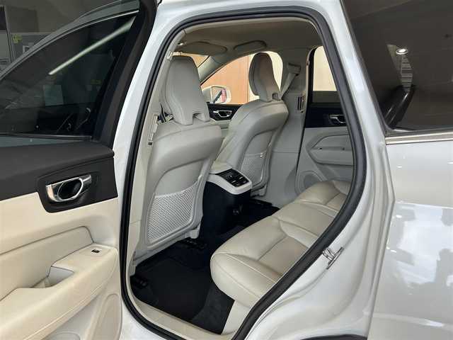 ボルボ ＸＣ６０ D4 AWD Rデザイン 東京都 2020(令2)年 6.4万km 白 ・純正ナビ/（CD/DVD/Bluetooth/フルセグTV/Apple car play/Android Audio)/・全方位カメラ/・前後コーナーセンサー/・前後ドライブレコーダー/（2CH FHD-FHD)/・レーダークルーズコントロール/・レーンキープアシスト/・ブラインドスポットインフォメーション/・クロストラフィックアラート/・衝突回避システム/・パークアシスト/・革シート/・運転席　メモリーシート/・前席シートヒーター/・前席パワーシート/・革ステアリング/・ステアリングスイッチ/・MTモード/・パドルシフト/・アイドリングストップ/・オートホールド/・電動パーキングブレーキ/・電動格納ウィンカーミラー/・LEDライト/・オートハイビーム/・コーナリングライト/・アクティブベンディングライト/・フロントフォグランプ/・リアフォグランプ/・電動リアゲート/・ISOFIX/・フロアマット/・トノカバー/・ETC/・横滑り防止装置/・スマートキー/・W＋サイド＋カーテンエアバッグ/ABS/・スペアキー×1/・取扱説明書/・記録簿