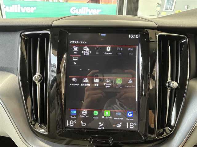 ボルボ ＸＣ６０ D4 AWD Rデザイン 東京都 2020(令2)年 6.4万km 白 ・純正ナビ/（CD/DVD/Bluetooth/フルセグTV/Apple car play/Android Audio)/・全方位カメラ/・前後コーナーセンサー/・前後ドライブレコーダー/（2CH FHD-FHD)/・レーダークルーズコントロール/・レーンキープアシスト/・ブラインドスポットインフォメーション/・クロストラフィックアラート/・衝突回避システム/・パークアシスト/・革シート/・運転席　メモリーシート/・前席シートヒーター/・前席パワーシート/・革ステアリング/・ステアリングスイッチ/・MTモード/・パドルシフト/・アイドリングストップ/・オートホールド/・電動パーキングブレーキ/・電動格納ウィンカーミラー/・LEDライト/・オートハイビーム/・コーナリングライト/・アクティブベンディングライト/・フロントフォグランプ/・リアフォグランプ/・電動リアゲート/・ISOFIX/・フロアマット/・トノカバー/・ETC/・横滑り防止装置/・スマートキー/・W＋サイド＋カーテンエアバッグ/ABS/・スペアキー×1/・取扱説明書/・記録簿