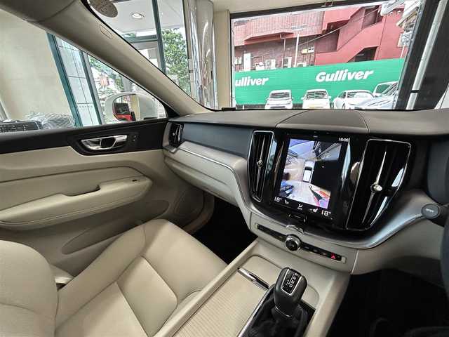 ボルボ ＸＣ６０ D4 AWD Rデザイン 東京都 2020(令2)年 6.4万km 白 ・純正ナビ/（CD/DVD/Bluetooth/フルセグTV/Apple car play/Android Audio)/・全方位カメラ/・前後コーナーセンサー/・前後ドライブレコーダー/（2CH FHD-FHD)/・レーダークルーズコントロール/・レーンキープアシスト/・ブラインドスポットインフォメーション/・クロストラフィックアラート/・衝突回避システム/・パークアシスト/・革シート/・運転席　メモリーシート/・前席シートヒーター/・前席パワーシート/・革ステアリング/・ステアリングスイッチ/・MTモード/・パドルシフト/・アイドリングストップ/・オートホールド/・電動パーキングブレーキ/・電動格納ウィンカーミラー/・LEDライト/・オートハイビーム/・コーナリングライト/・アクティブベンディングライト/・フロントフォグランプ/・リアフォグランプ/・電動リアゲート/・ISOFIX/・フロアマット/・トノカバー/・ETC/・横滑り防止装置/・スマートキー/・W＋サイド＋カーテンエアバッグ/ABS/・スペアキー×1/・取扱説明書/・記録簿