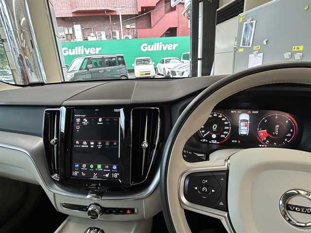 ボルボ ＸＣ６０ D4 AWD Rデザイン 東京都 2020(令2)年 6.4万km 白 ・純正ナビ/（CD/DVD/Bluetooth/フルセグTV/Apple car play/Android Audio)/・全方位カメラ/・前後コーナーセンサー/・前後ドライブレコーダー/（2CH FHD-FHD)/・レーダークルーズコントロール/・レーンキープアシスト/・ブラインドスポットインフォメーション/・クロストラフィックアラート/・衝突回避システム/・パークアシスト/・革シート/・運転席　メモリーシート/・前席シートヒーター/・前席パワーシート/・革ステアリング/・ステアリングスイッチ/・MTモード/・パドルシフト/・アイドリングストップ/・オートホールド/・電動パーキングブレーキ/・電動格納ウィンカーミラー/・LEDライト/・オートハイビーム/・コーナリングライト/・アクティブベンディングライト/・フロントフォグランプ/・リアフォグランプ/・電動リアゲート/・ISOFIX/・フロアマット/・トノカバー/・ETC/・横滑り防止装置/・スマートキー/・W＋サイド＋カーテンエアバッグ/ABS/・スペアキー×1/・取扱説明書/・記録簿