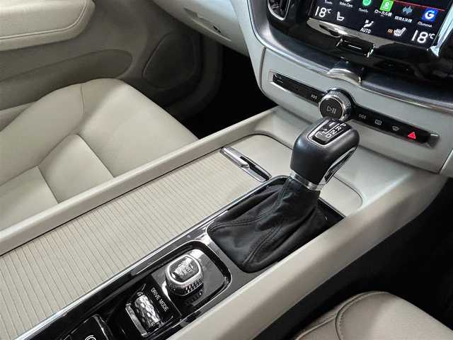 ボルボ ＸＣ６０ D4 AWD Rデザイン 東京都 2020(令2)年 6.4万km 白 ・純正ナビ/（CD/DVD/Bluetooth/フルセグTV/Apple car play/Android Audio)/・全方位カメラ/・前後コーナーセンサー/・前後ドライブレコーダー/（2CH FHD-FHD)/・レーダークルーズコントロール/・レーンキープアシスト/・ブラインドスポットインフォメーション/・クロストラフィックアラート/・衝突回避システム/・パークアシスト/・革シート/・運転席　メモリーシート/・前席シートヒーター/・前席パワーシート/・革ステアリング/・ステアリングスイッチ/・MTモード/・パドルシフト/・アイドリングストップ/・オートホールド/・電動パーキングブレーキ/・電動格納ウィンカーミラー/・LEDライト/・オートハイビーム/・コーナリングライト/・アクティブベンディングライト/・フロントフォグランプ/・リアフォグランプ/・電動リアゲート/・ISOFIX/・フロアマット/・トノカバー/・ETC/・横滑り防止装置/・スマートキー/・W＋サイド＋カーテンエアバッグ/ABS/・スペアキー×1/・取扱説明書/・記録簿