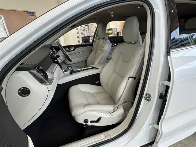 ボルボ ＸＣ６０ D4 AWD Rデザイン 東京都 2020(令2)年 6.4万km 白 ・純正ナビ/（CD/DVD/Bluetooth/フルセグTV/Apple car play/Android Audio)/・全方位カメラ/・前後コーナーセンサー/・前後ドライブレコーダー/（2CH FHD-FHD)/・レーダークルーズコントロール/・レーンキープアシスト/・ブラインドスポットインフォメーション/・クロストラフィックアラート/・衝突回避システム/・パークアシスト/・革シート/・運転席　メモリーシート/・前席シートヒーター/・前席パワーシート/・革ステアリング/・ステアリングスイッチ/・MTモード/・パドルシフト/・アイドリングストップ/・オートホールド/・電動パーキングブレーキ/・電動格納ウィンカーミラー/・LEDライト/・オートハイビーム/・コーナリングライト/・アクティブベンディングライト/・フロントフォグランプ/・リアフォグランプ/・電動リアゲート/・ISOFIX/・フロアマット/・トノカバー/・ETC/・横滑り防止装置/・スマートキー/・W＋サイド＋カーテンエアバッグ/ABS/・スペアキー×1/・取扱説明書/・記録簿