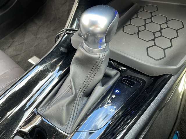 トヨタ Ｃ－ＨＲ G－T 青森県 2018(平30)年 9万km ホワイトパールクリスタルシャイン ・寒冷地仕様/・4WD/・純正ナビ/・フルセグ/・バックカメラ/・Bluetooth/・ABS/・横滑り防止/・衝突被害軽減ブレーキ/・レーンキープアシスト/・レーダークルーズコントロール/・ワイパーデアイサー/・LEDヘットライト/・オートライト/・オートマチックハイビーム/・MTモード付AT/・電子制御パーキングブレーキ/・ハーフレザーシート/・シートヒーター/・プッシュスタート/・スマートキー/・純正ETC/・純正フロアマット/・純正18AW/・保証書/・取扱説明書