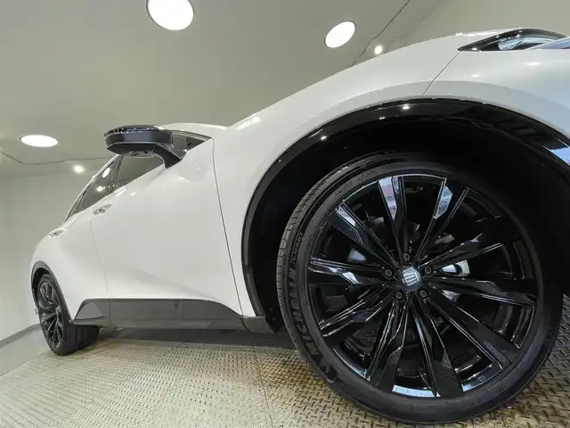 トヨタ クラウン スポーツ Z 愛知県 2024(令6)年 0.7万km プレシャスホワイトパール 純正１２．３インチディスプレイオーディオＰｌｕｓ　/（FM/AM/フルセグTV/Bluetooth/CarPlay/Miracast)/パノラマルーフ　/パノラミックビューモニター　/トヨタチームメイト　/　　-アドバンストパーク/アドバンストドライブ/トヨタセーフティセンス　/　　-プリクラッシュセーフティ/　　-レーントレーニングアシスト+レーンディパーチャーアラート/　　-レーダークルーズコントロール/　　-アダプティブハイビーム/　　-ロードサインアシスト/　　-発進遅れ告知機能/ビルトインＥＴＣ２．０　/ＡＣ１００Ｖ　/電動バックドア　/シートベンチレーション/シートヒーター/メモリー機能付パワーシート/ヘッドアップディスプレイ/デジタルインナーミラー/ブラインドスポットモニター/置くだけ充電/ヘッドライトウォッシャー/茶革シート