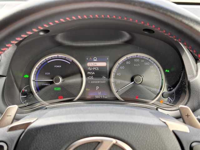レクサス ＮＸ 300h Fスポーツ 宮城県 2018(平30)年 5.1万km グラファイトブラックガラスフレーク ムーンルーフ/カラーヘッドアップディスプレイ/LEDヘッドランプセット/・角型LEDヘッドランプ/・ヘッドランプクリーナー/・アダプティブハイビームシステム/ブラインドスポットモニターセット/・ブラインドスポットモニター/・リアクロストラフィックアラート/パノラミックビューモニターセット/・パノラミックビューモニター/・パーキングサポートブレーキ/電動格納リアシート/・電動格納機能付6:4分割可倒式シート（リア）/・パワーリクライニング/＝＝＝/セーフティシステムプラス/・プリクラッシュセーフティ/・レーンディパーチャーアラート/・レーダークルーズコントロール/純正ナビ/・CD/DVD/・Bluetooth/・フルセグTV/ETC2.0/ドライブレコーダー/AC100V/100W/ハンズフリーパワーバックドア/専用革スポーツシート/パワーシート（運転席メモリー機能付）/シートヒーター／ベンチレーション/ステアリングヒーター/電動パーキングブレーキ/ブレーキホールド/純正18インチAW/純正フロアマット/トノカバー