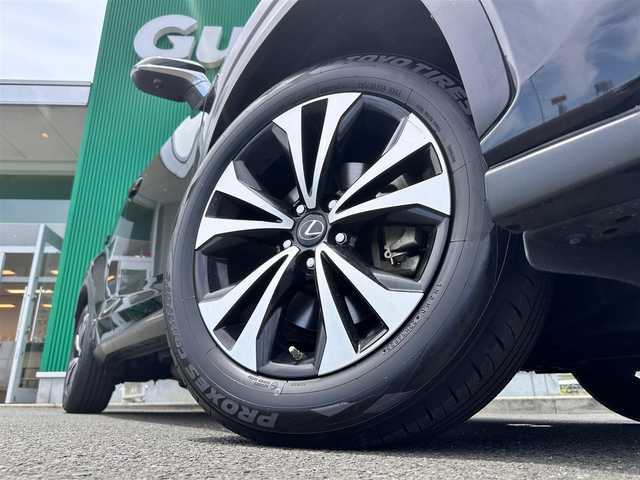 レクサス ＮＸ 300h Fスポーツ 宮城県 2018(平30)年 5.1万km グラファイトブラックガラスフレーク ムーンルーフ/カラーヘッドアップディスプレイ/LEDヘッドランプセット/・角型LEDヘッドランプ/・ヘッドランプクリーナー/・アダプティブハイビームシステム/ブラインドスポットモニターセット/・ブラインドスポットモニター/・リアクロストラフィックアラート/パノラミックビューモニターセット/・パノラミックビューモニター/・パーキングサポートブレーキ/電動格納リアシート/・電動格納機能付6:4分割可倒式シート（リア）/・パワーリクライニング/＝＝＝/セーフティシステムプラス/・プリクラッシュセーフティ/・レーンディパーチャーアラート/・レーダークルーズコントロール/純正ナビ/・CD/DVD/・Bluetooth/・フルセグTV/ETC2.0/ドライブレコーダー/AC100V/100W/ハンズフリーパワーバックドア/専用革スポーツシート/パワーシート（運転席メモリー機能付）/シートヒーター／ベンチレーション/ステアリングヒーター/電動パーキングブレーキ/ブレーキホールド/純正18インチAW/純正フロアマット/トノカバー