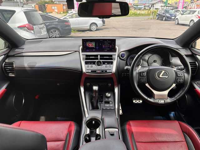 レクサス ＮＸ 300h Fスポーツ 宮城県 2018(平30)年 5.1万km グラファイトブラックガラスフレーク ムーンルーフ/カラーヘッドアップディスプレイ/LEDヘッドランプセット/・角型LEDヘッドランプ/・ヘッドランプクリーナー/・アダプティブハイビームシステム/ブラインドスポットモニターセット/・ブラインドスポットモニター/・リアクロストラフィックアラート/パノラミックビューモニターセット/・パノラミックビューモニター/・パーキングサポートブレーキ/電動格納リアシート/・電動格納機能付6:4分割可倒式シート（リア）/・パワーリクライニング/＝＝＝/セーフティシステムプラス/・プリクラッシュセーフティ/・レーンディパーチャーアラート/・レーダークルーズコントロール/純正ナビ/・CD/DVD/・Bluetooth/・フルセグTV/ETC2.0/ドライブレコーダー/AC100V/100W/ハンズフリーパワーバックドア/専用革スポーツシート/パワーシート（運転席メモリー機能付）/シートヒーター／ベンチレーション/ステアリングヒーター/電動パーキングブレーキ/ブレーキホールド/純正18インチAW/純正フロアマット/トノカバー