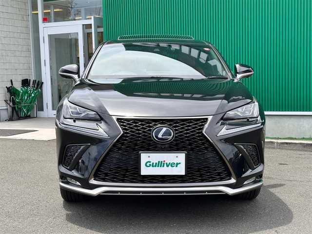 レクサス ＮＸ 300h Fスポーツ 宮城県 2018(平30)年 5.1万km グラファイトブラックガラスフレーク ムーンルーフ/カラーヘッドアップディスプレイ/LEDヘッドランプセット/・角型LEDヘッドランプ/・ヘッドランプクリーナー/・アダプティブハイビームシステム/ブラインドスポットモニターセット/・ブラインドスポットモニター/・リアクロストラフィックアラート/パノラミックビューモニターセット/・パノラミックビューモニター/・パーキングサポートブレーキ/電動格納リアシート/・電動格納機能付6:4分割可倒式シート（リア）/・パワーリクライニング/＝＝＝/セーフティシステムプラス/・プリクラッシュセーフティ/・レーンディパーチャーアラート/・レーダークルーズコントロール/純正ナビ/・CD/DVD/・Bluetooth/・フルセグTV/ETC2.0/ドライブレコーダー/AC100V/100W/ハンズフリーパワーバックドア/専用革スポーツシート/パワーシート（運転席メモリー機能付）/シートヒーター／ベンチレーション/ステアリングヒーター/電動パーキングブレーキ/ブレーキホールド/純正18インチAW/純正フロアマット/トノカバー