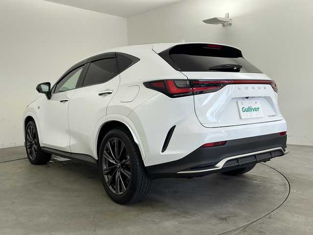 レクサス ＮＸ 350h Fスポーツ 兵庫県 2023(令5)年 3.7万km ホワイトノーヴァガラスフレーク 純正14インチナビ（TV/BT/USB/Miracast）/全方位カメラ/ビルトインETC2.0/前後ドライブレコーダー/サンルーフ/パワーバックドア/デジタルインナーミラー/カラードヘッドアップディスプレイ/ブラインドスポットモニター/赤黒レザーシート/パワーシート/シートヒーター/エアーシート/LEXUSsafety/レーダークルーズコントロール/レーンディパーチャーアラート/パーキングサポートブレーキ/安心降車アシスト/リアカメラディテクション/クリアランスソナー/リアクロストラフィックアラート/ロードサインアシスト/プロアクティブドライビングアシスト/パドルシフト/LEDオートライト/LEDフォグ/オートマックハイビーム/AUTOワイパー/TVキャンセラー/電動パーキング/ブレーキホールド/W＋サイドエアバッグ/カーテンエアバッグ/スマートキー/カードキー/プッシュスタート/ステアリングリモコン/電動パーキングブレーキ/ブレーキホールド