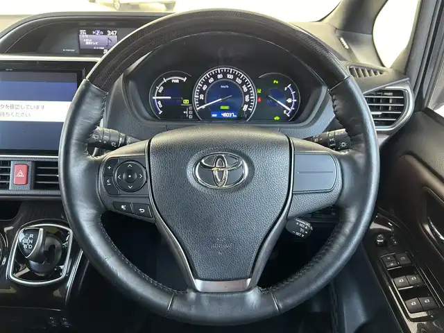 トヨタ エスクァイア ハイブリッド Gi プレミアムパッケージ 大阪府 2019(平31)年 4.8万km スパークリングブラックパールクリスタルシャイン トヨタセーフティセンス/　・プリクラッシュセーフティ　PCS/　・レーントレーシングアシスト　LTA/　・レーンディパーチャーアラート　LDA/　・クルーズコントロール/　・ロードサインアシスト　RSA/　・フロントクロストラフィックアラート　FCTA/　・リアクロストラフィックアラート　RCTA/　・プロアクティブドライビングアシスト　PDA/　・発信遅れ告知機能　TMN/純正ナビ/　CD/DVD/フルセグ/Bluetooth/バックカメラ/両側パワースライドドア/ハーフレザーシート/前席シートヒーター/LEDオートライト/フォグランプ/オートマチックハイビーム/スマートキー/ステアリングヒーター/ステアリングスイッチ/ビルトインETC/純正15インチアルミホイール/後席サンシェード/電動格納ウィンカーミラー/純正フロアマット/ドアバイザー