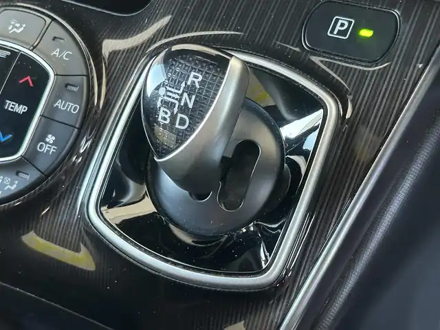 トヨタ エスクァイア ハイブリッド Gi プレミアムパッケージ 大阪府 2019(平31)年 4.8万km スパークリングブラックパールクリスタルシャイン トヨタセーフティセンス/　・プリクラッシュセーフティ　PCS/　・レーントレーシングアシスト　LTA/　・レーンディパーチャーアラート　LDA/　・クルーズコントロール/　・ロードサインアシスト　RSA/　・フロントクロストラフィックアラート　FCTA/　・リアクロストラフィックアラート　RCTA/　・プロアクティブドライビングアシスト　PDA/　・発信遅れ告知機能　TMN/純正ナビ/　CD/DVD/フルセグ/Bluetooth/バックカメラ/両側パワースライドドア/ハーフレザーシート/前席シートヒーター/LEDオートライト/フォグランプ/オートマチックハイビーム/スマートキー/ステアリングヒーター/ステアリングスイッチ/ビルトインETC/純正15インチアルミホイール/後席サンシェード/電動格納ウィンカーミラー/純正フロアマット/ドアバイザー