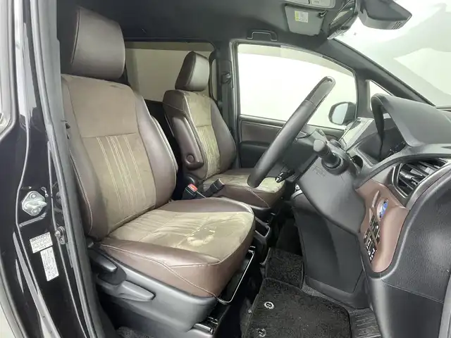 トヨタ エスクァイア ハイブリッド Gi プレミアムパッケージ 大阪府 2019(平31)年 4.8万km スパークリングブラックパールクリスタルシャイン トヨタセーフティセンス/　・プリクラッシュセーフティ　PCS/　・レーントレーシングアシスト　LTA/　・レーンディパーチャーアラート　LDA/　・クルーズコントロール/　・ロードサインアシスト　RSA/　・フロントクロストラフィックアラート　FCTA/　・リアクロストラフィックアラート　RCTA/　・プロアクティブドライビングアシスト　PDA/　・発信遅れ告知機能　TMN/純正ナビ/　CD/DVD/フルセグ/Bluetooth/バックカメラ/両側パワースライドドア/ハーフレザーシート/前席シートヒーター/LEDオートライト/フォグランプ/オートマチックハイビーム/スマートキー/ステアリングヒーター/ステアリングスイッチ/ビルトインETC/純正15インチアルミホイール/後席サンシェード/電動格納ウィンカーミラー/純正フロアマット/ドアバイザー