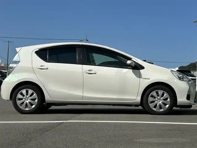 トヨタ アクア S 愛媛県 2014(平26)年 6.4万km ライムホワイトパールクリスタルシャイン 純正7型ナビ(BT/フルセグTV)/ドライブレコーダー/電格ミラー/ETC/ドアバイザー/純正フロアマット/オートライト/ヘッドライトレベライザー/ISOFIX/シガーソケット/純正ホイールキャップ/現状サマー(鉄)(175/65/R15)/PRACYIVA/禁煙車