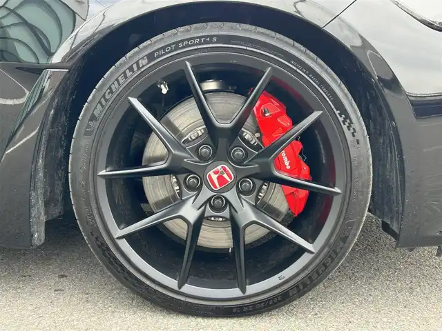 ホンダ シビック タイプR レーシングブラックPKG 和歌山県 2025(令7)年 0.4万km クリスタルブラックパール 純正ナビ/フルセグTV/(AM/FM/USB/Bluetooth)/バックカメラ/衝突軽減ブレーキ/横滑り防止機能/レーダークルコン/ブラインドスポットモニター/コーナーセンサー/電動パーキング/オートホールド/ETC/置くだけ充電/LEDヘッドライト/オートライト/プッシュスタート/スマートキー