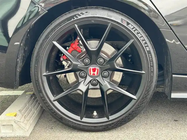 ホンダ シビック タイプR レーシングブラックPKG 和歌山県 2025(令7)年 0.4万km クリスタルブラックパール 純正ナビ/フルセグTV/(AM/FM/USB/Bluetooth)/バックカメラ/衝突軽減ブレーキ/横滑り防止機能/レーダークルコン/ブラインドスポットモニター/コーナーセンサー/電動パーキング/オートホールド/ETC/置くだけ充電/LEDヘッドライト/オートライト/プッシュスタート/スマートキー