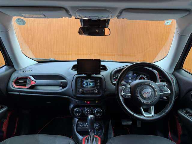 クライスラー・ジープ ジープ レネゲード トレイルホーク 千葉県 2017(平29)年 6万km アンヴィルクリアコート オープンエアルーフ　/クルーズコントロール　/ディスプレイオーディオ　/Bluetooth接続　/バックカメラ　/パーキングアシスト　/車線逸脱防止　/プッシュスタート　/HIDヘッドライト　/純正AW　/ETC