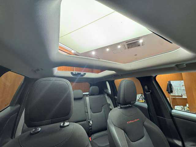 クライスラー・ジープ ジープ レネゲード トレイルホーク 千葉県 2017(平29)年 6万km アンヴィルクリアコート オープンエアルーフ　/クルーズコントロール　/ディスプレイオーディオ　/Bluetooth接続　/バックカメラ　/パーキングアシスト　/車線逸脱防止　/プッシュスタート　/HIDヘッドライト　/純正AW　/ETC