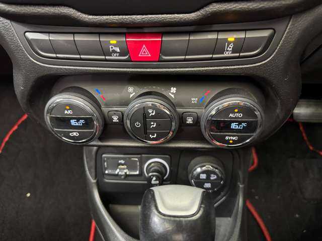 クライスラー・ジープ ジープ レネゲード トレイルホーク 千葉県 2017(平29)年 6万km アンヴィルクリアコート オープンエアルーフ　/クルーズコントロール　/ディスプレイオーディオ　/Bluetooth接続　/バックカメラ　/パーキングアシスト　/車線逸脱防止　/プッシュスタート　/HIDヘッドライト　/純正AW　/ETC