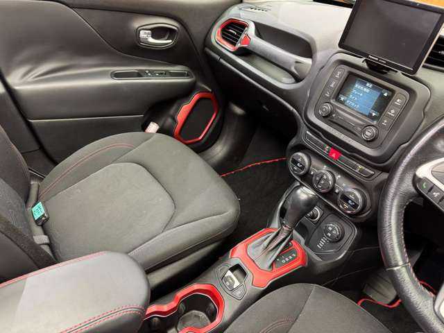 クライスラー・ジープ ジープ レネゲード トレイルホーク 千葉県 2017(平29)年 6万km アンヴィルクリアコート オープンエアルーフ　/クルーズコントロール　/ディスプレイオーディオ　/Bluetooth接続　/バックカメラ　/パーキングアシスト　/車線逸脱防止　/プッシュスタート　/HIDヘッドライト　/純正AW　/ETC