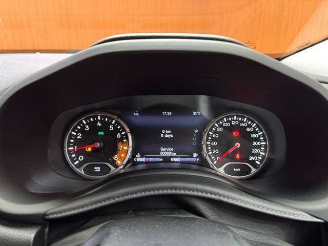 クライスラー・ジープ ジープ レネゲード トレイルホーク 千葉県 2017(平29)年 6万km アンヴィルクリアコート オープンエアルーフ　/クルーズコントロール　/ディスプレイオーディオ　/Bluetooth接続　/バックカメラ　/パーキングアシスト　/車線逸脱防止　/プッシュスタート　/HIDヘッドライト　/純正AW　/ETC