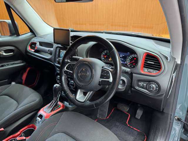 クライスラー・ジープ ジープ レネゲード トレイルホーク 千葉県 2017(平29)年 6万km アンヴィルクリアコート オープンエアルーフ　/クルーズコントロール　/ディスプレイオーディオ　/Bluetooth接続　/バックカメラ　/パーキングアシスト　/車線逸脱防止　/プッシュスタート　/HIDヘッドライト　/純正AW　/ETC