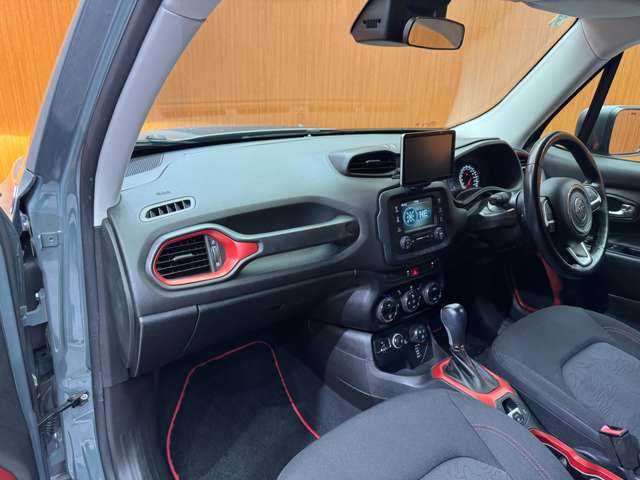 クライスラー・ジープ ジープ レネゲード トレイルホーク 千葉県 2017(平29)年 6万km アンヴィルクリアコート オープンエアルーフ　/クルーズコントロール　/ディスプレイオーディオ　/Bluetooth接続　/バックカメラ　/パーキングアシスト　/車線逸脱防止　/プッシュスタート　/HIDヘッドライト　/純正AW　/ETC